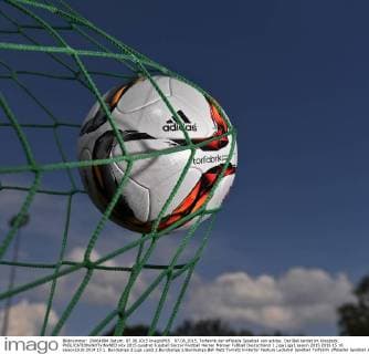 07.08.2015, Torfabrik der offizielle Spielball von adidas. Der Ball landet im Kreuzeck. 