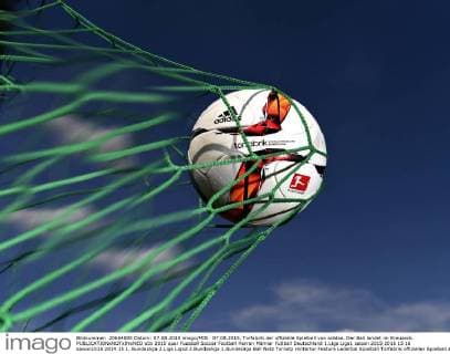 07.08.2015, Torfabrik der offizielle Spielball von adidas. Der Ball landet im Kreuzeck. 