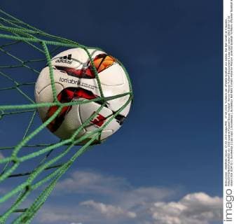 07.08.2015, Torfabrik der offizielle Spielball von adidas. Der Ball landet im Kreuzeck. 
