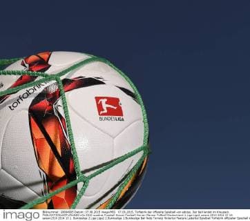 07.08.2015, Torfabrik der offizielle Spielball von adidas. Der Ball landet im Kreuzeck. 