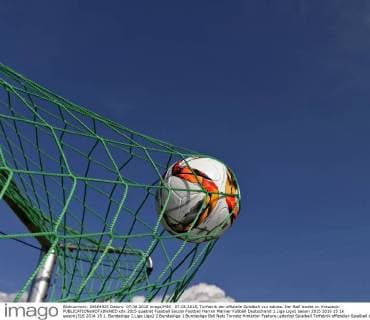 07.08.2015, Torfabrik der offizielle Spielball von adidas. Der Ball landet im Kreuzeck. 