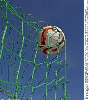 07.08.2015, Torfabrik der offizielle Spielball von adidas. Der Ball landet im Tornetz. 
