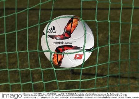 07.08.2015, Torfabrik der offizielle Spielball von adidas. Der Ball landet im Tornetz. 