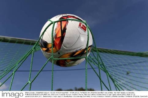 07.08.2015, Torfabrik der offizielle Spielball von adidas. Der Ball landet im Tornetz. 