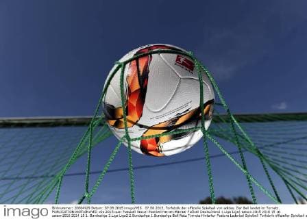 07.08.2015, Torfabrik der offizielle Spielball von adidas. Der Ball landet im Tornetz. 