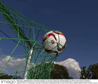 07.08.2015, Torfabrik der offizielle Spielball von adidas. Der Ball landet im Kreuzeck. 