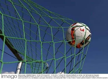 07.08.2015, Torfabrik der offizielle Spielball von adidas. Der Ball landet im Kreuzeck. 