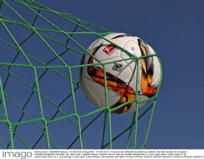 07.08.2015, Torfabrik der offizielle Spielball von adidas. Der Ball landet im Kreuzeck. 