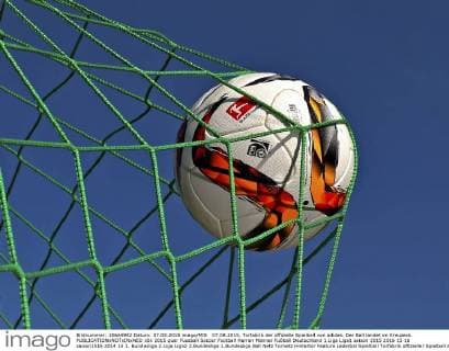 07.08.2015, Torfabrik der offizielle Spielball von adidas. Der Ball landet im Kreuzeck. 