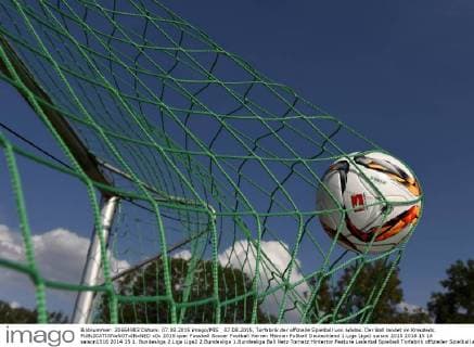 07.08.2015, Torfabrik der offizielle Spielball von adidas. Der Ball landet im Kreuzeck. 