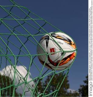 07.08.2015, Torfabrik der offizielle Spielball von adidas. Der Ball landet im Kreuzeck. 