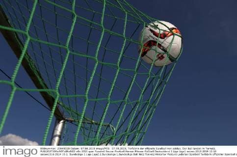 07.08.2015, Torfabrik der offizielle Spielball von adidas. Der Ball landet im Tornetz. 
