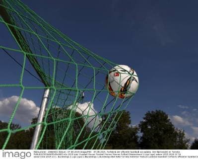 07.08.2015, Torfabrik der offizielle Spielball von adidas. Der Ball landet im Tornetz. 