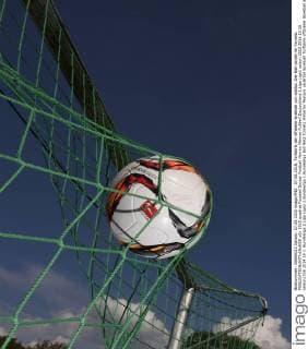 07.08.2015, Torfabrik der offizielle Spielball von adidas. Der Ball landet im Tornetz. 