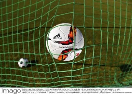 07.08.2015, Torfabrik der offizielle Spielball von adidas. Der Ball landet im Tornetz. 
