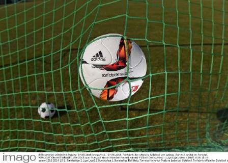 07.08.2015, Torfabrik der offizielle Spielball von adidas. Der Ball landet im Tornetz. 