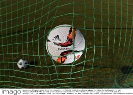 07.08.2015, Torfabrik der offizielle Spielball von adidas. Der Ball landet im Tornetz. 