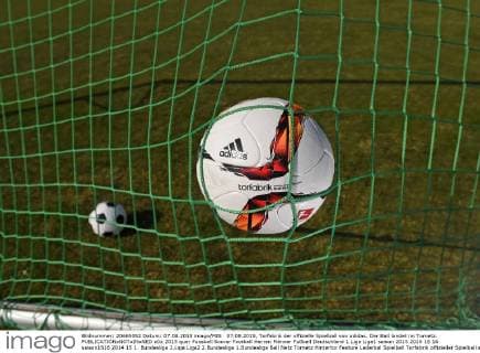 07.08.2015, Torfabrik der offizielle Spielball von adidas. Der Ball landet im Tornetz. 