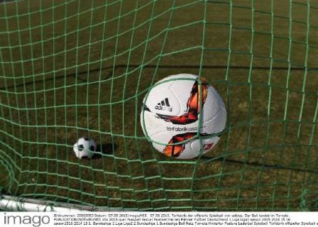 07.08.2015, Torfabrik der offizielle Spielball von adidas. Der Ball landet im Tornetz. 