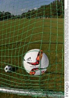 07.08.2015, Torfabrik der offizielle Spielball von adidas. Der Ball landet im Tornetz. 