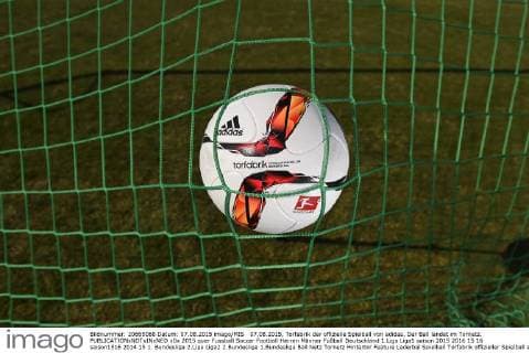 07.08.2015, Torfabrik der offizielle Spielball von adidas. Der Ball landet im Tornetz. 