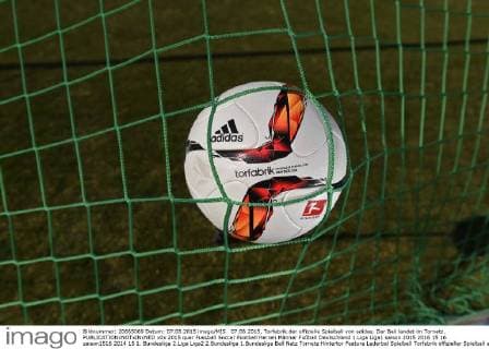 07.08.2015, Torfabrik der offizielle Spielball von adidas. Der Ball landet im Tornetz. 