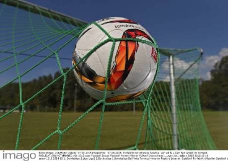 07.08.2015, Torfabrik der offizielle Spielball von adidas. Der Ball landet im Tornetz. 