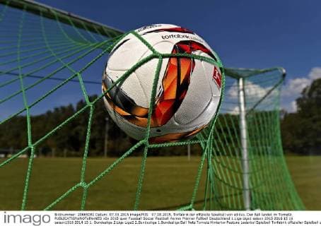 07.08.2015, Torfabrik der offizielle Spielball von adidas. Der Ball landet im Tornetz. 