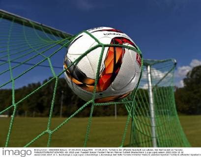 07.08.2015, Torfabrik der offizielle Spielball von adidas. Der Ball landet im Tornetz. 