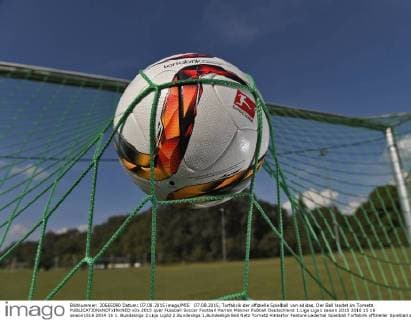 07.08.2015, Torfabrik der offizielle Spielball von adidas. Der Ball landet im Tornetz. 