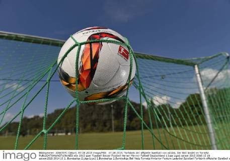 07.08.2015, Torfabrik der offizielle Spielball von adidas. Der Ball landet im Tornetz. 