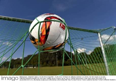 07.08.2015, Torfabrik der offizielle Spielball von adidas. Der Ball landet im Tornetz. 