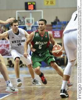 (150807) -- QINGYUAN, Aug. 7, 2015 -- Mexico s Brody Manjarres (R) breaks through during the final against New Zealand at the Stankovic Continental Cup 2015 in Qingyuan, south China s Guangdong Province, Aug. 7, 2015. New Zealand beat Mexico 70-66 in the final and claimed the title of the event. ) (SP)CHINA-QINGYUAN-BASKETBALL-STANKOVIC CONTINENTAL CUP LiangxXu 