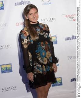 (150808) -- TORONTO, Aug. 8, 2015 -- Simona Halep of Romania attends the draw ceremony of the 2015 Rogers Cup women s singles in Toronto, Canada, Aug. 7, 2015. The tournament will take place in Toronto on Aug. 8-16. ) (SP)CANADA-TORONTO-ROGERS CUP-WOMEN S SINGLES-DRAW CEREMONY ZouxZheng 