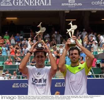 TENNIS - ATP Tennis Herren Generali Open 2015 KITZBUEHEL,AUSTRIA,08.AUG.15 - TENNIS - ATP World Tour, Generali Open, award ceremony. Image shows Nicolas Almagro (ESP), Carlos Berlocq (ARG). Keywords: trophy. GEPAxpictures xHansxOsterauer