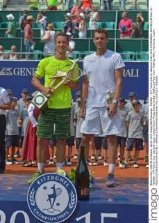 TENNIS - ATP Tennis Herren Generali Open 2015 KITZBUEHEL,AUSTRIA,08.AUG.15 - TENNIS - ATP World Tour, Generali Open. Image shows Philipp Kohlschreiber (GER) and Paul-Henri Mathieu (FRA). Keywords: trophy. GEPAxpictures xHansxOsterauer