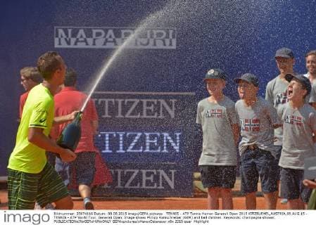 TENNIS - ATP Tennis Herren Generali Open 2015 KITZBUEHEL,AUSTRIA,08.AUG.15 - TENNIS - ATP World Tour, Generali Open. Image shows Philipp Kohlschreiber (GER) and ball children. Keywords: champagne shower. GEPAxpictures xHansxOsterauer