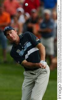 Aktuell Golf, WGC Bridgestone Invitational in Akron Aug. 8, 2015 - Akron, OH, USA - Jim Furyk hits a chip shot on the 18th hole during the third round of the World Golf Championships-Bridgestone Invitational at Firestone Country Club in Akron, Ohio, on Saturday, Aug. 8, 2015. World Golf Championships-Bridgestone Invitational, third round - ZUMAm67_
