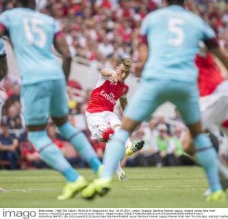 09.08.2015. London, England. Barclays Premier League. Arsenal versus West Ham. Arsenal s Mesut Ã–ZIL goes close with an early freekick. xNigelxCookex  ActionPlus11647971