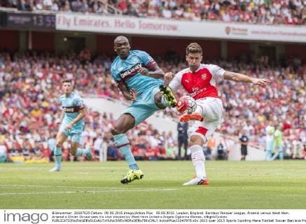 09.08.2015. London, England. Barclays Premier League. Arsenal versus West Ham. Arsenal s Olivier Giroud sees his shot blocked by West Ham United s Angelo Ogbonna Obinze. xNigelxCookex  ActionPlus11647978