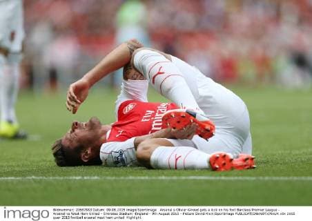 Arsenal s Olivier Giroud gets a kick on his foot Barclays Premier League - Arsenal vs West Ham United - Emirates Stadium -England - 9th August 2015 - Picture David Klein Sportimage EDITORIAL USE ONLY. No use with unauthorised audio, video, data, fixture lists, club league logos or live services. Online in-match use limited to 120 images, no video emulation. No use in betting, games or single club league player publications.