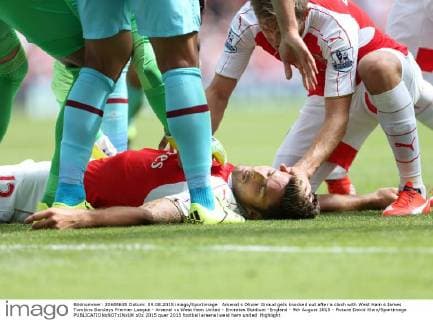 Arsenal s Olivier Giroud gets knocked out after a clash with West Ham s James Tomkins Barclays Premier League - Arsenal vs West Ham United - Emirates Stadium -England - 9th August 2015 - Picture David Klein Sportimage EDITORIAL USE ONLY. No use with unauthorised audio, video, data, fixture lists, club league logos or live services. Online in-match use limited to 120 images, no video emulation. No use in betting, games or single club league player publications.