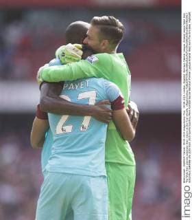 09.08.2015. London, England. Barclays Premier League. Arsenal versus West Ham. The West Ham players celebrate their victory at the final whistle. xNigelxCookex  ActionPlus11648066