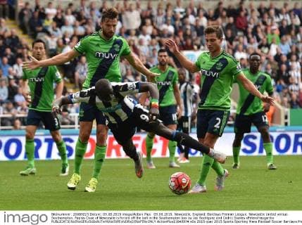 09.08.2015. Newcastle, England. Barclays Premier League. Newcastle United versus Southampton. Papiss Cisse of Newcastle is forced off the ball in the Southampton box by Jay Rodriguez and Cedric Soares xPeterxHaygarthx  ActionPlus11648074