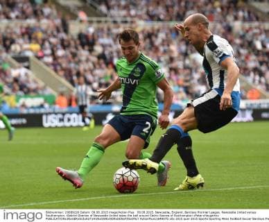 09.08.2015. Newcastle, England. Barclays Premier League. Newcastle United versus Southampton. Gabriel Obertan of Newcastle United takes the ball around Cedric Soares of Southampton xPeterxHaygarthx  ActionPlus11648075