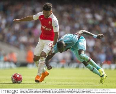 09.08.2015. London, England. Barclays Premier League. Arsenal versus West Ham. Arsenal s Alex Oxlade-Chamberlain shields the ball from West Ham United s Cheikhou Kouyat& xe9;. xNigelxCookex  ActionPlus11648098