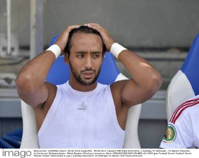 09.08.2015, Fussball DFB-Pokal 2015 2016, 1.Spieltag, FC Nöttingen - FC Bayern München, im Karlsruher Wildparkstadion. Mehdi Benatia (München) kommt zur Bank. 