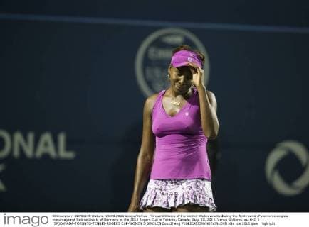 Venus Williams of the United States reacts during the first round of women s singles match against Sabine Lisicki of Germany at the 2015 Rogers Cup in Toronto, Canada, Aug. 10, 2015. Venus Williams lost 0-2. ) (SP)CANADA-TORONTO-TENNIS-ROGERS CUP-WOMEN S SINGLES ZouxZheng 
