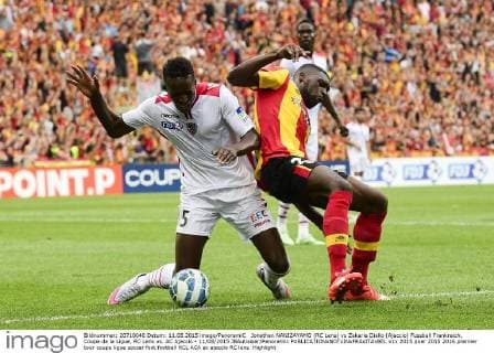 Jonathan NANIZAYAMO (RC Lens) vs Zakaria Diallo (Ajaccio) Fussball Frankreich, Coupe de la Ligue, RC Lens vs. AC Ajaccio - 11 08 2015 JBAutissier Panoramic 
