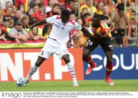 Jonathan NANIZAYAMO (RC Lens) vs Zakaria Diallo (Ajaccio) Fussball Frankreich, Coupe de la Ligue, RC Lens vs. AC Ajaccio - 11 08 2015 JBAutissier Panoramic 